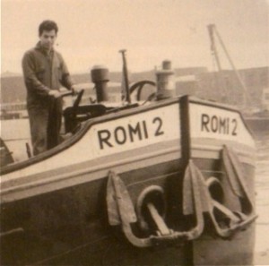 Palestijnse werknemer op een binnenvaartschip van de Vlaardingse ROMI-fabriek; jaren '60