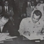 President Nasser ondertekent op 20 oktober 1954 het Engels-Egyptische verdrag tot beeindiging van de Britse militaire controle rond het Suez kanaal per juni 1956